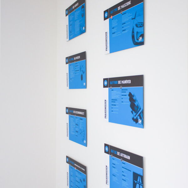 Design-Wand mit Übersicht aller Theorie-Unterrichtsthemen für eine strukturierte Führerschein-Ausbildung bei GH Dortmund