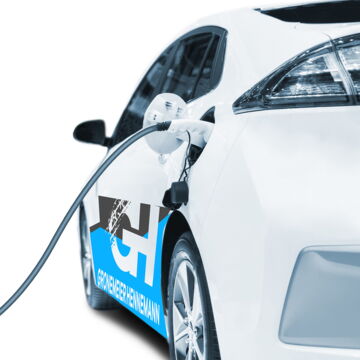 Modernes Elektro-Fahrschulauto an einer Ladestation in Dortmund für nachhaltiges Fahren