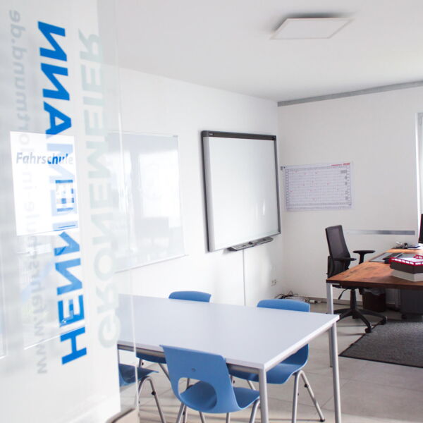 Theorieraum mit modernster Medientechnik und Smartboards für interaktiven Fahrschulunterricht