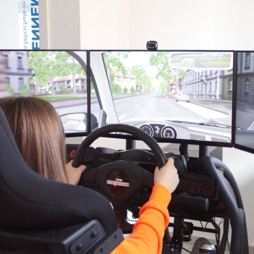 Fahrschüler trainiert am Autosimulator der Fahrschule Dortmund zur Vorbereitung auf die erste Fahrstunde