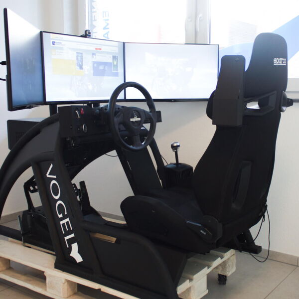 Moderner High-Tech Fahrsimulator der Fahrschule Dortmund zur Vorbereitung auf reale Fahrstunden