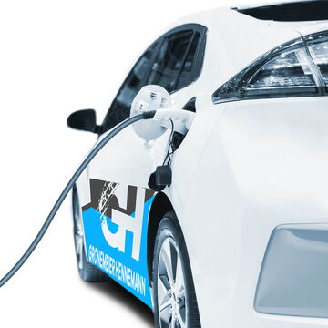 Modernes Elektro-Fahrschulauto an einer Ladestation in Dortmund für nachhaltiges Fahren